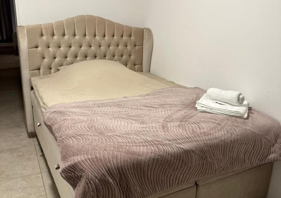 Bed, Photo of the whole room, Bedroom, towels