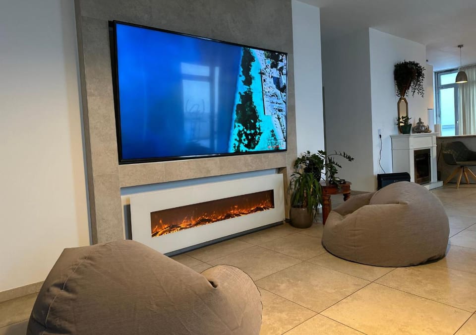 Communal lounge/ TV room, TV and multimedia, Living room, Seating area, Evening entertainment