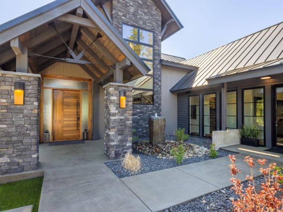 Family-Friendly, Hot Tub & Suncadia Pool Access House in Roslyn