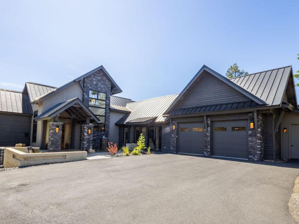 Family-Friendly, Hot Tub & Suncadia Pool Access House in Roslyn