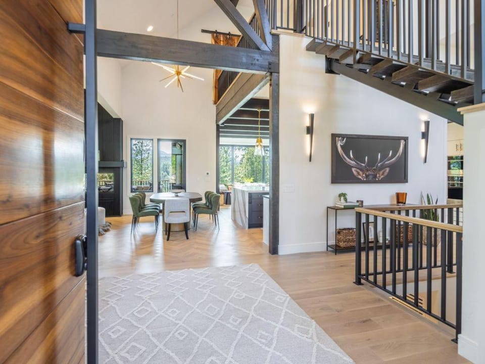 Family-Friendly, Hot Tub & Suncadia Pool Access House in Roslyn
