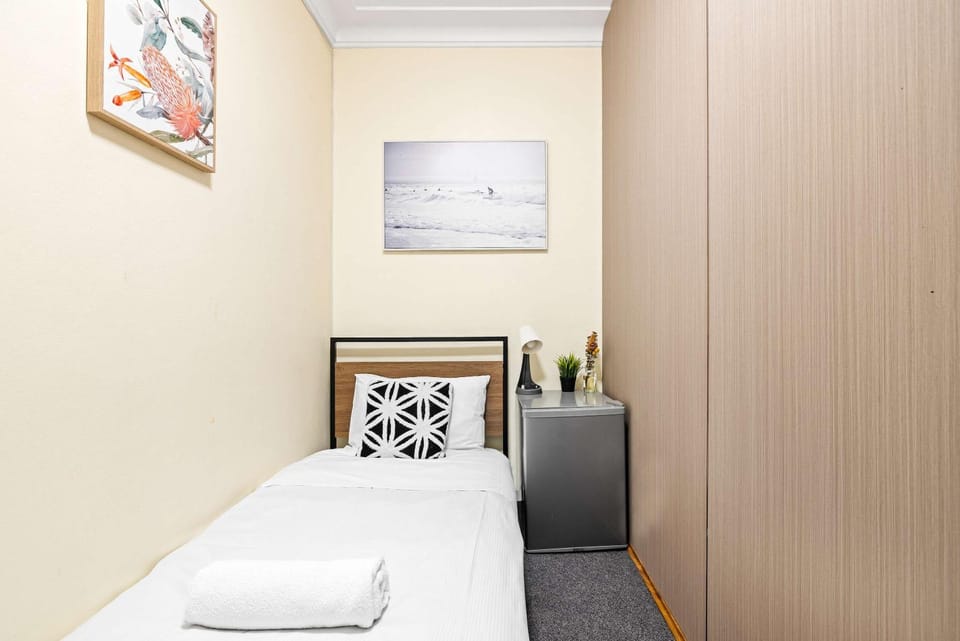 Well-Located Single Room in Auburn - Near Station and Shops - Shared Bathroom Bed and Breakfast in Sydney