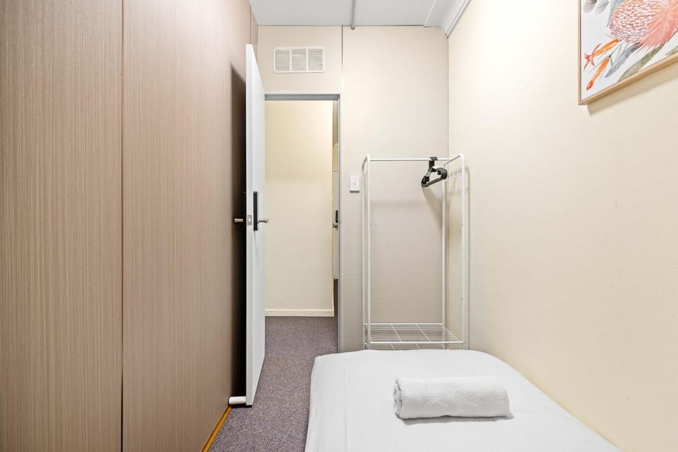 Well-Located Single Room in Auburn - Near Station and Shops - Shared Bathroom Bed and Breakfast in Sydney