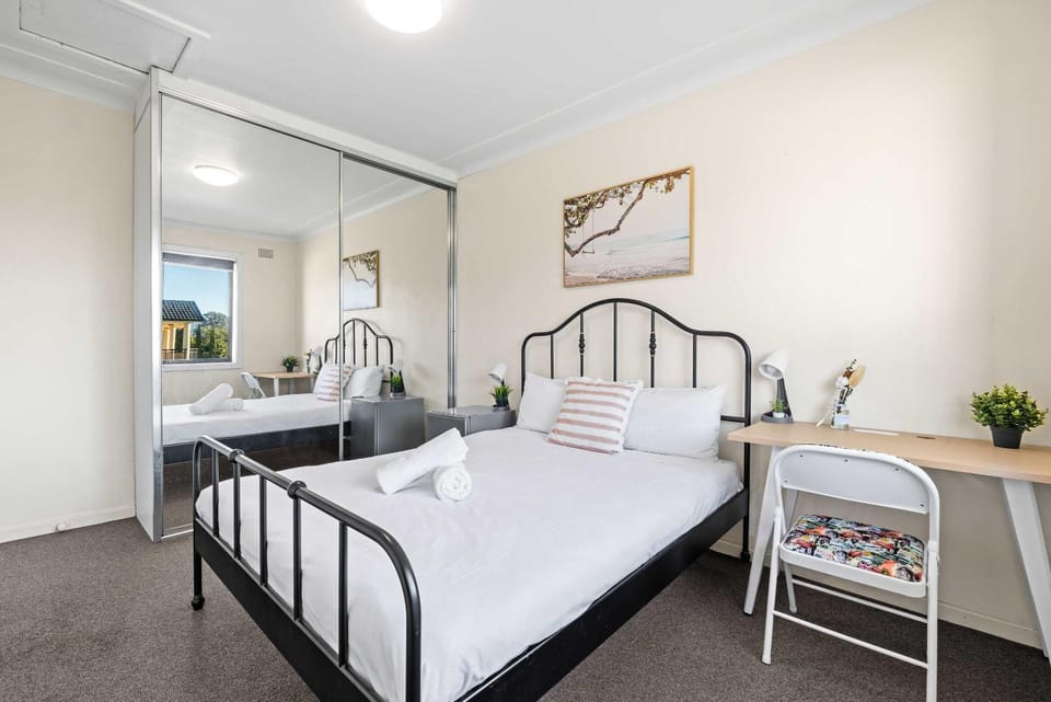 Queen Room in Auburn - Central Stay with Convenience - Shared Bathroom Bed and Breakfast in Sydney