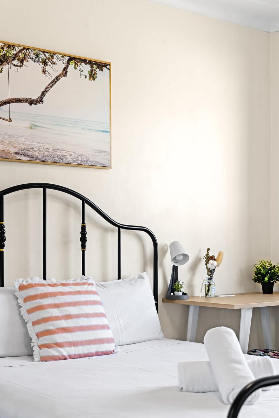 Queen Room in Auburn - Central Stay with Convenience - Shared Bathroom Bed and Breakfast in Sydney