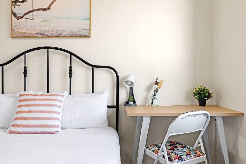 Queen Room in Auburn - Central Stay with Convenience - Shared Bathroom Bed and Breakfast in Sydney