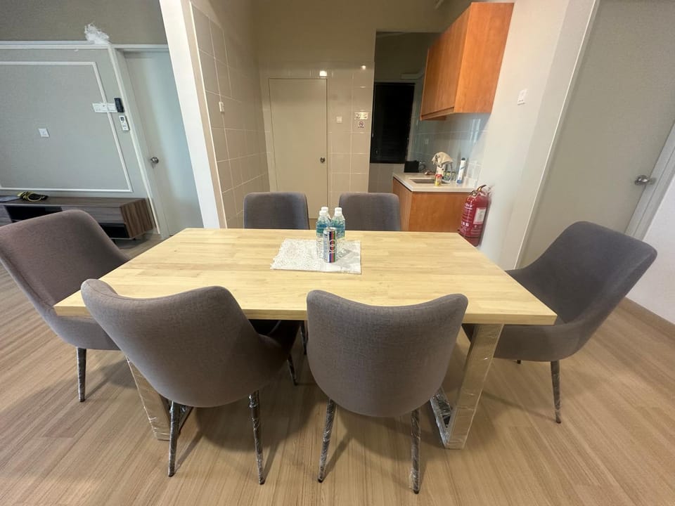Kitchen or kitchenette, Seating area, Dining area