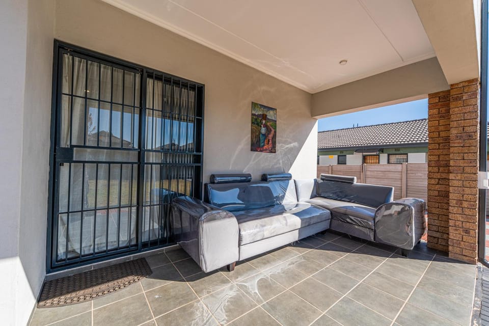 Property building, Patio, Balcony/Terrace