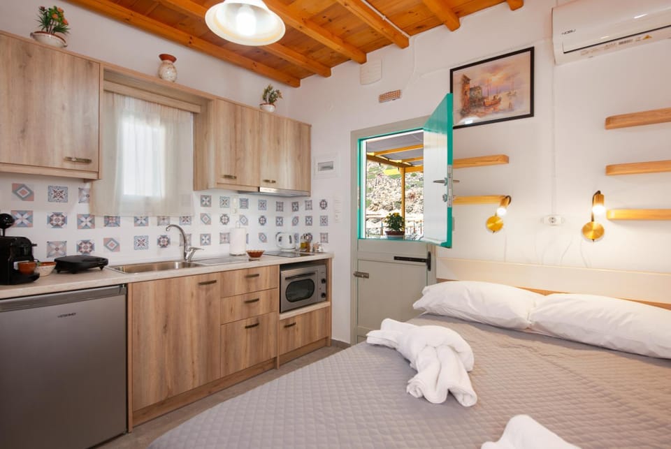 Bed, Kitchen or kitchenette