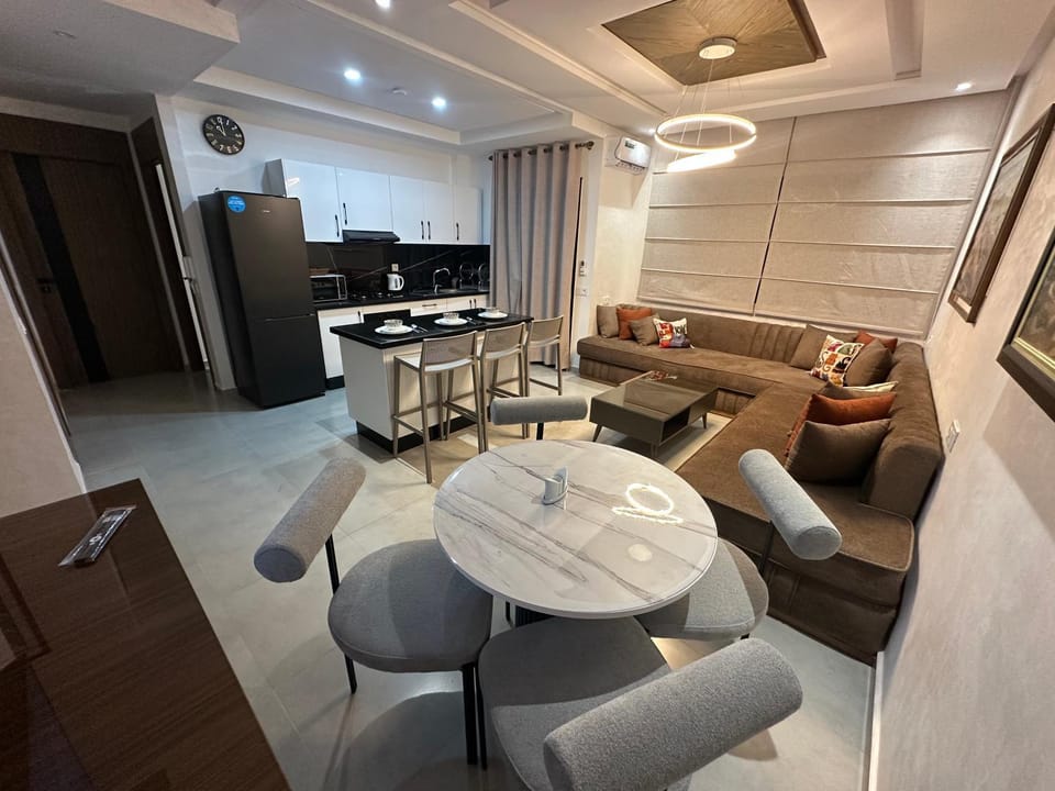 TV and multimedia, Kitchen or kitchenette, Living room, Seating area, Dining area