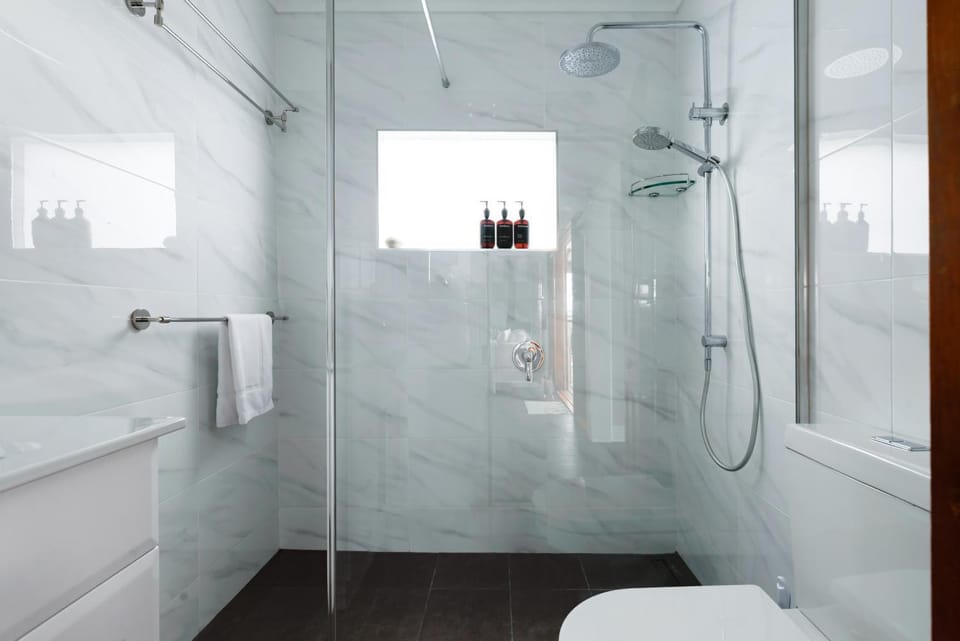 Work & Wander | Cottage w/ Dedicated Office House in Penguin