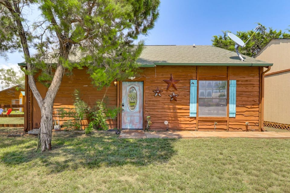 1 Mi to Lake: Pet-Friendly Cabin in Strawn Cabin in Possum Kingdom Lake