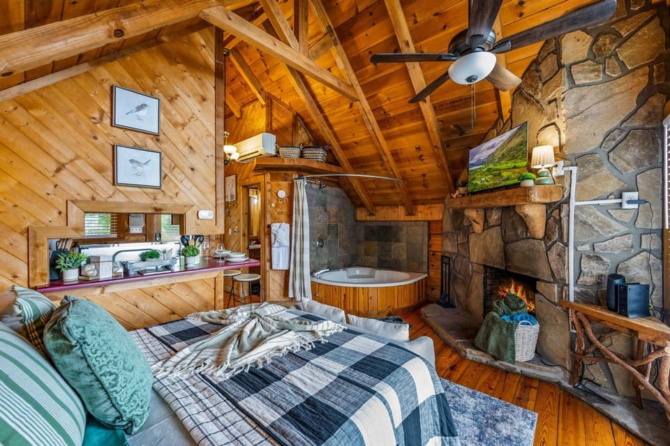 Hot Tub Cute Studio Cabin Views Private Relax Cabin in Sevier County