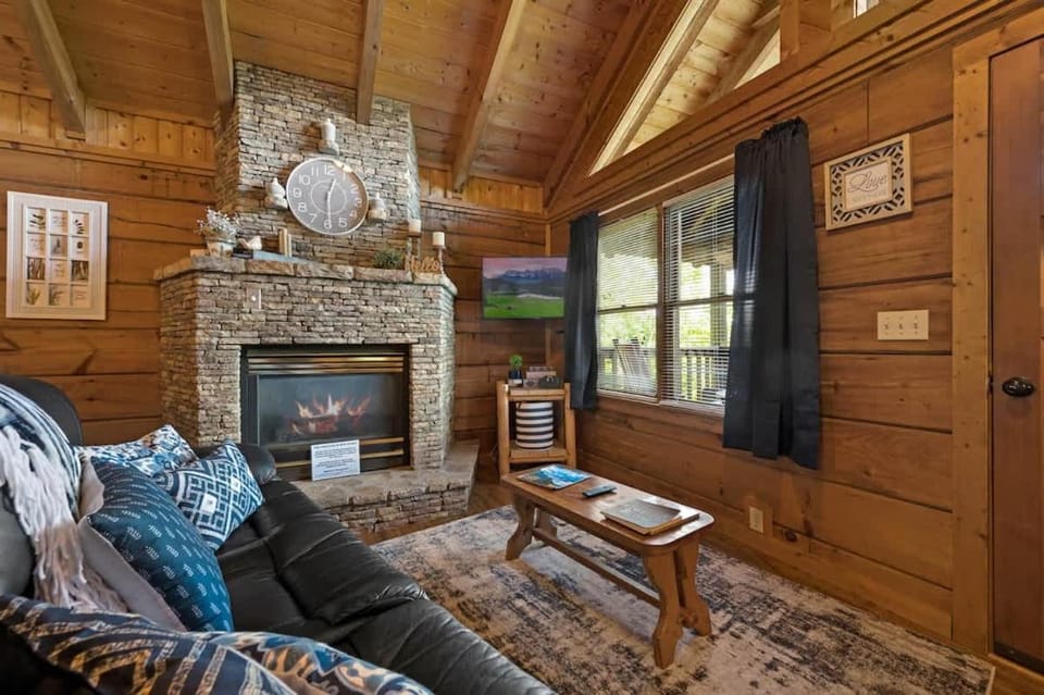View Location Studio Log Cabin Hot Tub Fireplace Cabin in Pigeon Forge