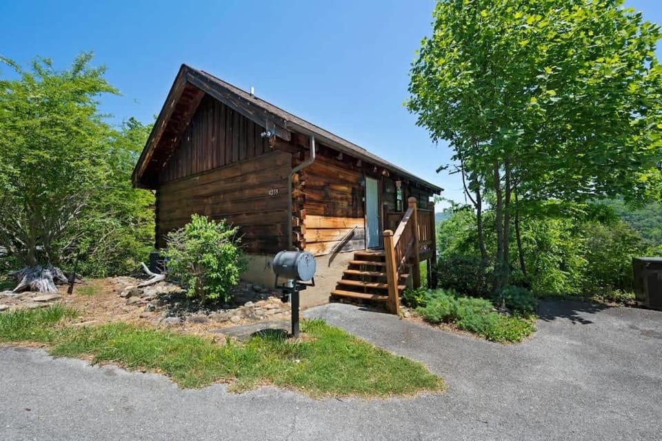 View Location Studio Log Cabin Hot Tub Fireplace Cabin in Pigeon Forge