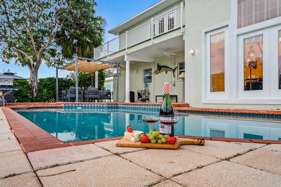 Luxury Villa - Waterfront 5BR with kayaks House in Town N Country