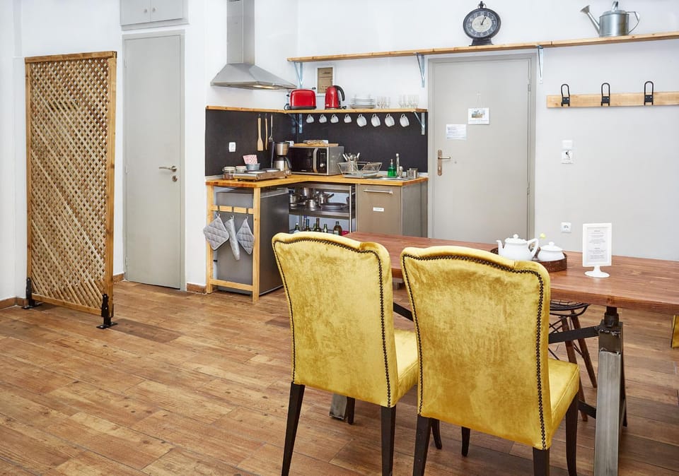 Kitchen or kitchenette, Food and drinks, Seating area, Dining area, Drinks