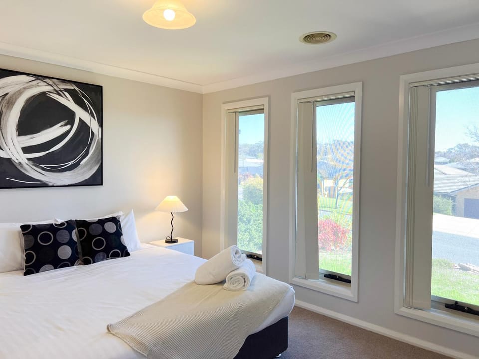The Yarrawah - Sleeps 10 House in Wagga Wagga