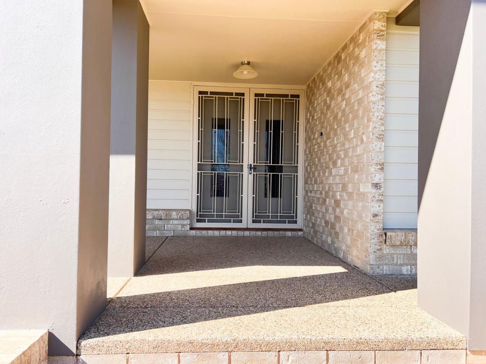 The Yarrawah - Sleeps 10 House in Wagga Wagga