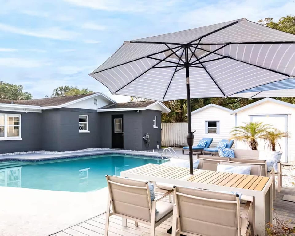 Sun Bay Getaway - Backyard Pool w Winter Rates House in Tampa