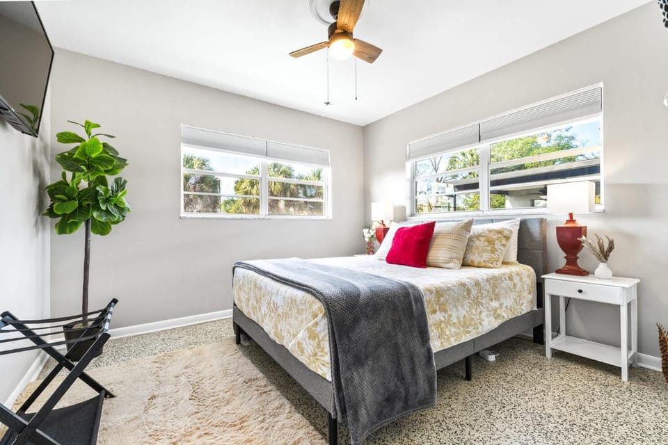 Sunny Side Up - A Charming Retreat House in Tampa
