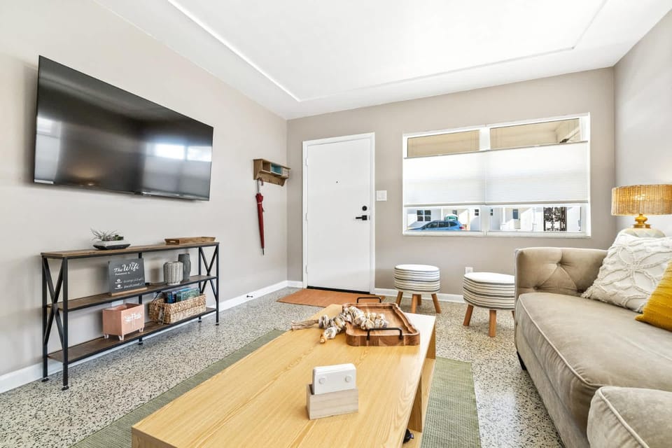 Sunny Side Up - A Charming Retreat House in Tampa