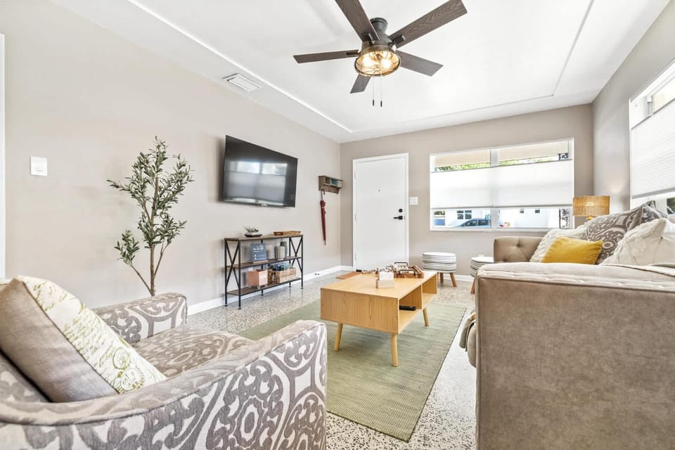 Sunny Side Up - A Charming Retreat House in Tampa