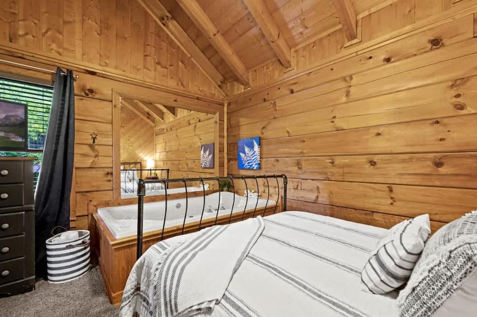 Location Smokies Log Cabin Hot Tub Fireplace Cabin in Pigeon Forge