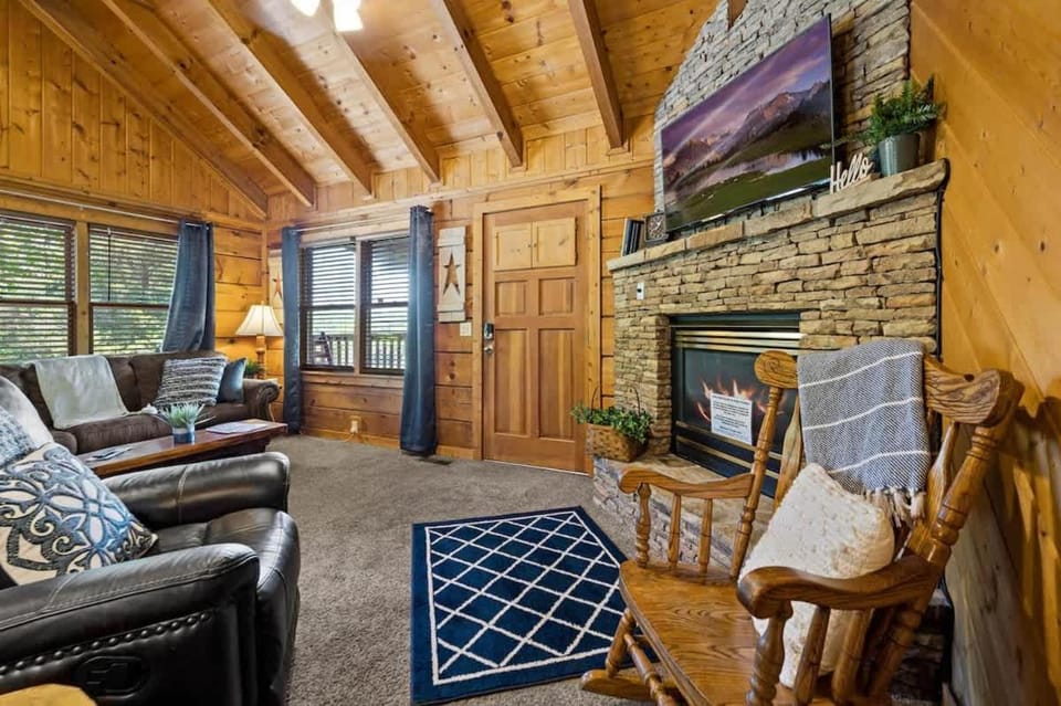 Location Smokies Log Cabin Hot Tub Fireplace Cabin in Pigeon Forge