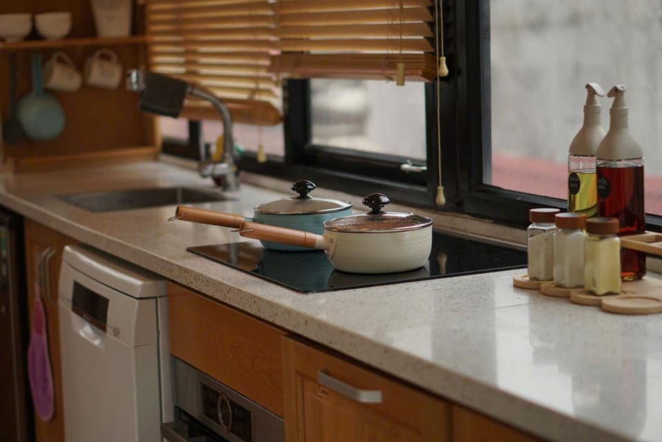 Kitchen or kitchenette, Kitchen or kitchenette, Food and drinks, Food, stove