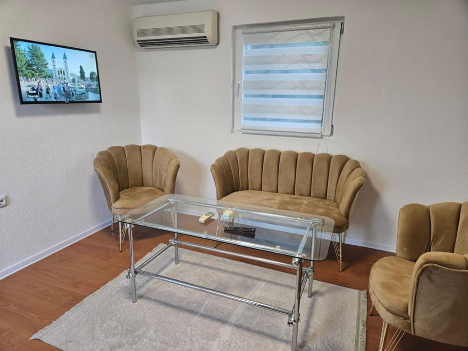 TV and multimedia, Living room, Seating area, air conditioner