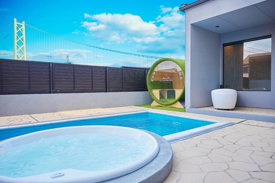 Day, Pool view