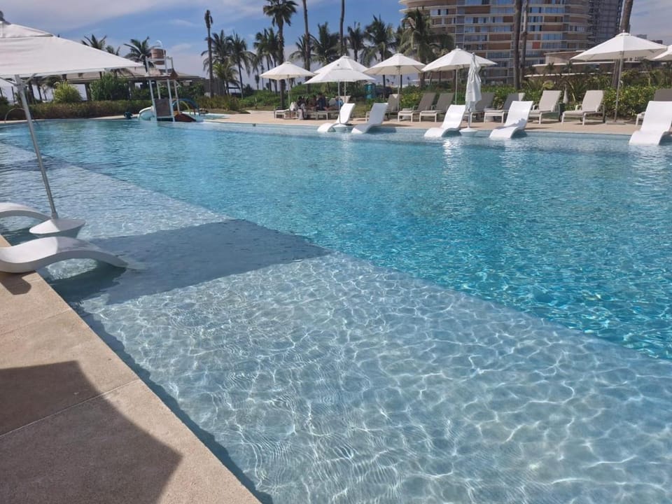Day, Swimming pool