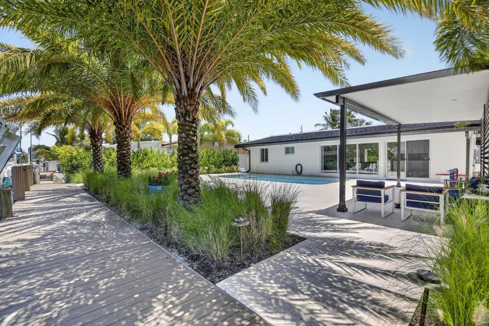 Waterfront Oasis with Private Pool House in Fort Lauderdale
