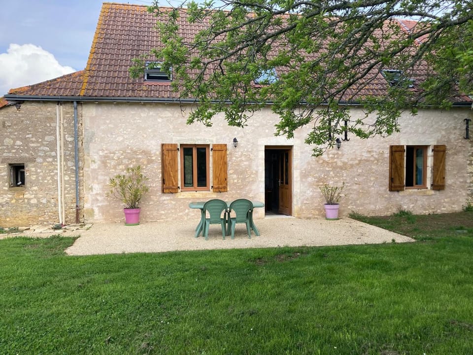 Maison typique en Berry avec fibre et cour privée - FR-1-591-746 House in Centre-Val de Loire