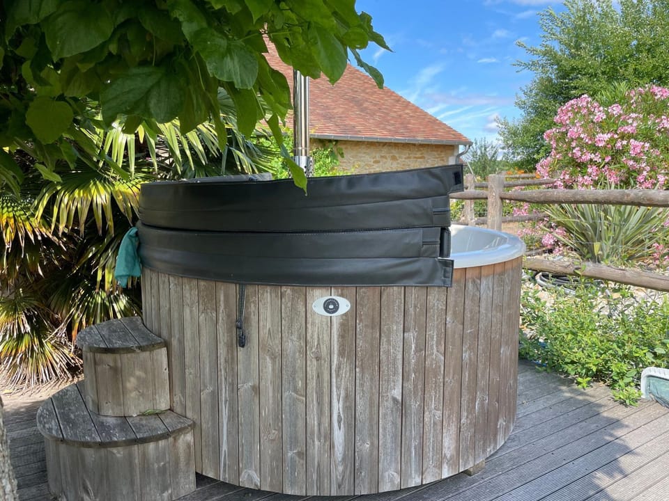 Gîte de charme près du Mans pour 4 avec piscine naturelle - FR-1-410-473 House in Pays de la Loire