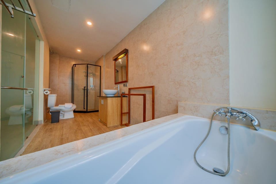 Shower, Toilet, Bathroom, Bath, towels