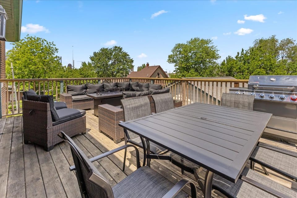 Stylish 2-Story Retreat w Balcony & Parking House in Indianapolis