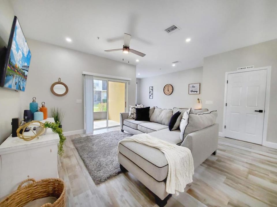 Gated 3BR 3BA Townhome Near Disney w Pool and Gym House in Four Corners