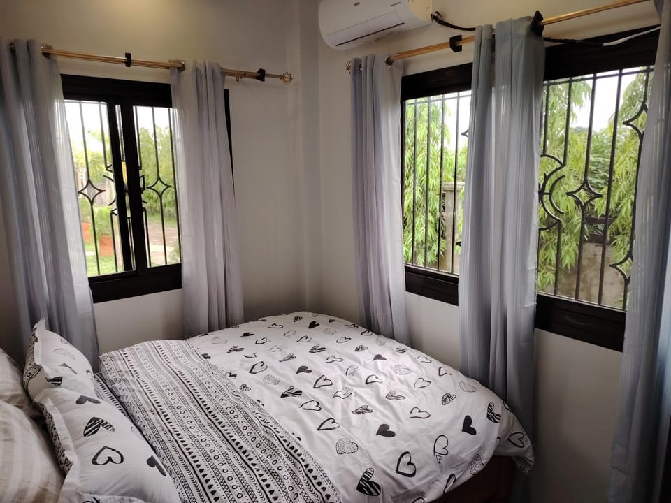 Photo of the whole room, air conditioner