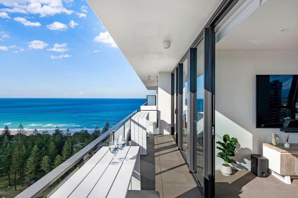2 Bedroom Broadbeach Stay Walk to Beach - CoastHM Apartment in Gold Coast