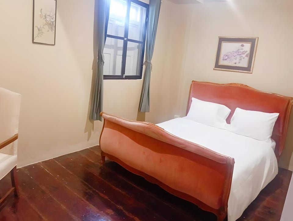 Bed, Living room, Photo of the whole room, Seating area, Bedroom