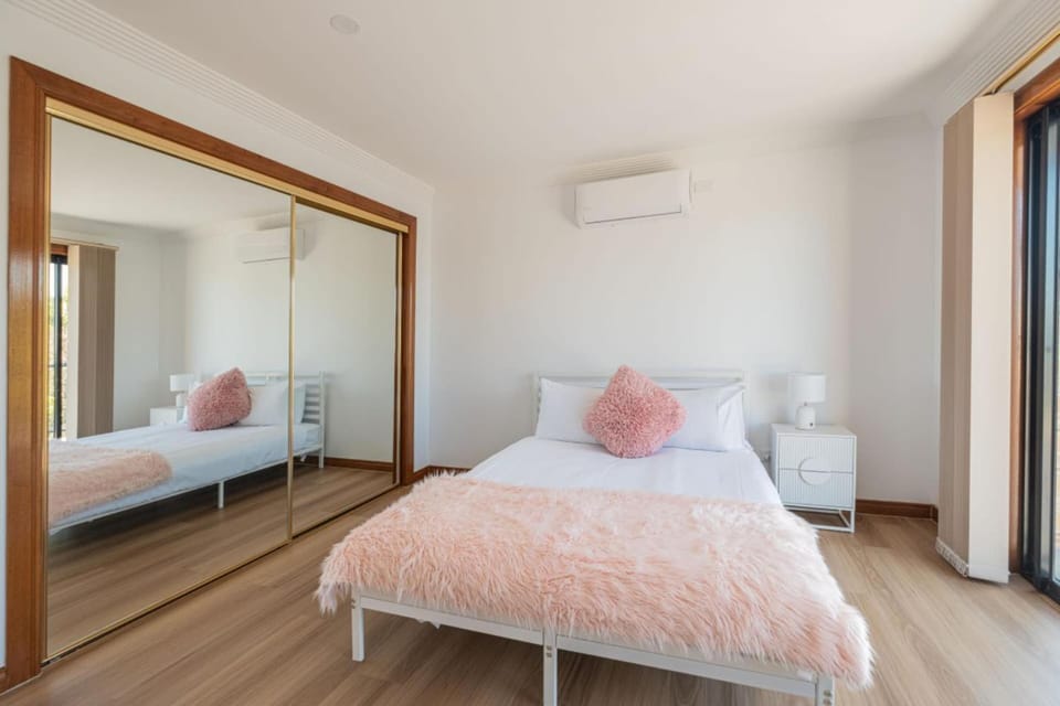 Bed, Photo of the whole room, Bedroom, air conditioner