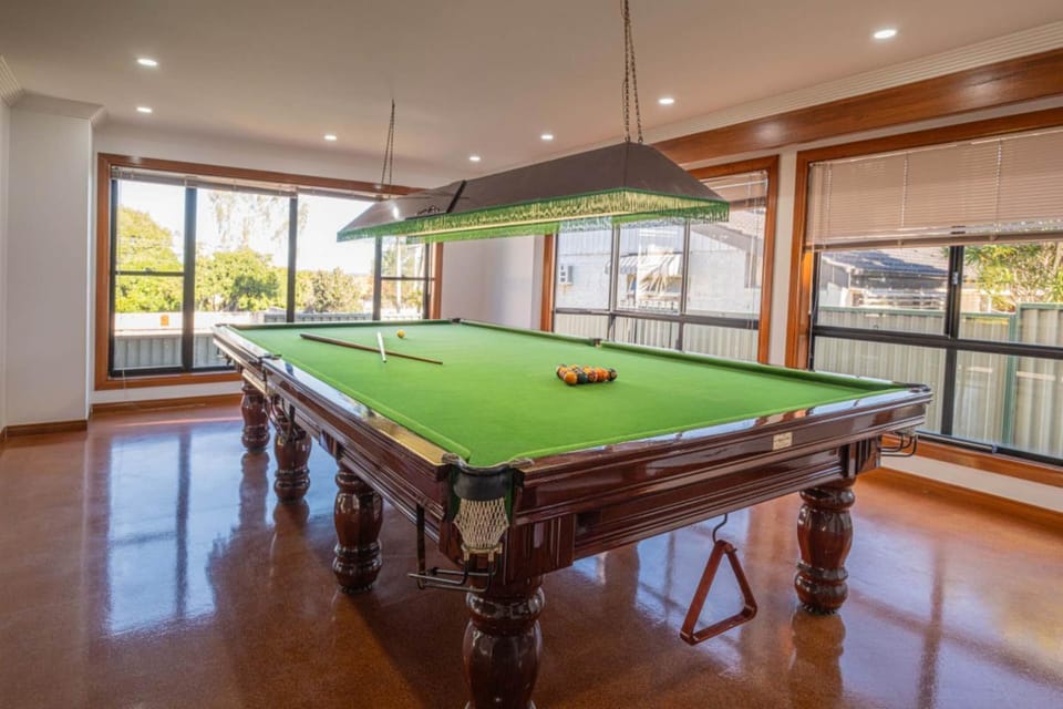Billiard, Game Room