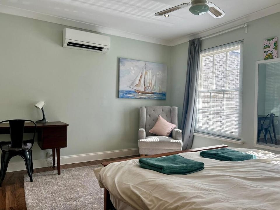 Bed, Seating area, Bedroom, air conditioner