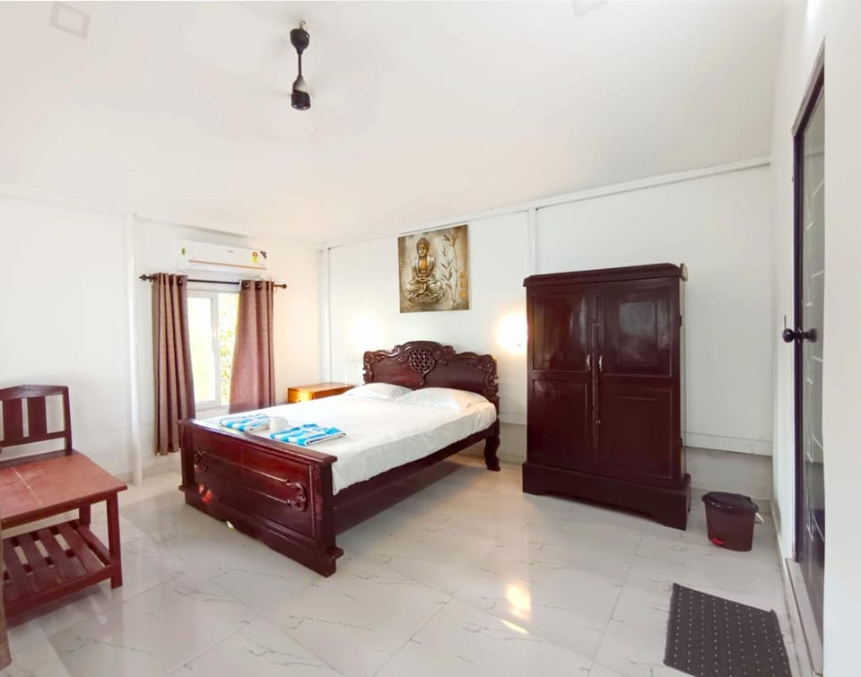 Bed, Photo of the whole room, Seating area, Bedroom