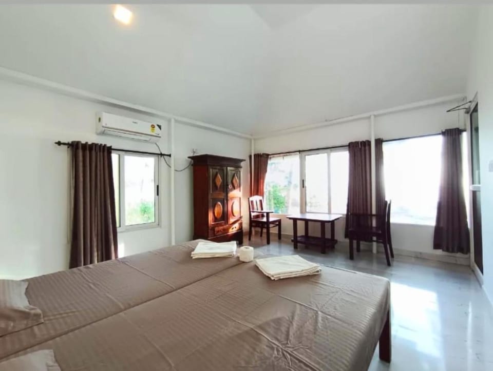 Bed, Photo of the whole room, Bedroom, air conditioner