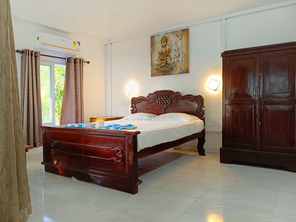 Bed, Photo of the whole room, Bedroom, wardrobe, air conditioner