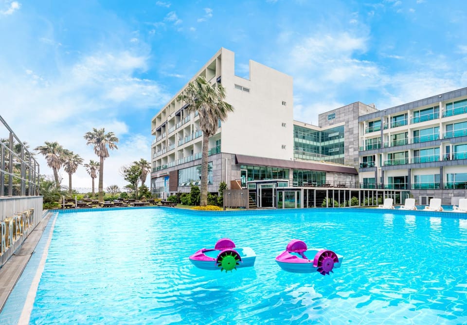 Property building, Swimming pool, children, Family