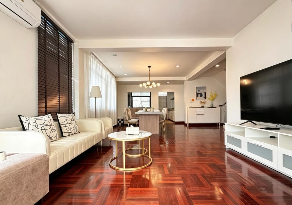 Private Pool Villas Sukhumvit 26 Near BTS Phrom Phong and EmSphere Villa in Bangkok